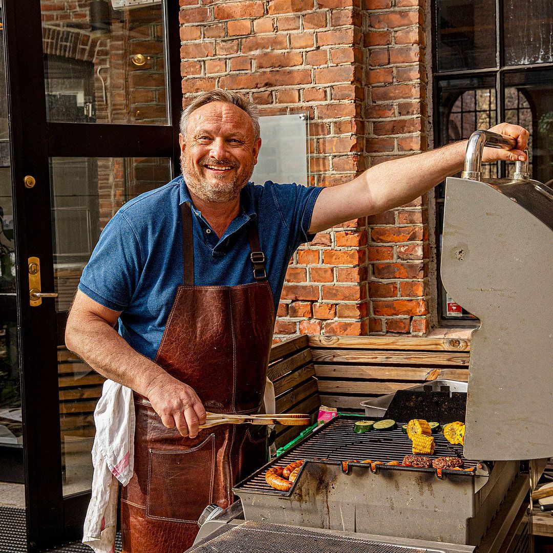 Mesterkokk Bent Stiansen ved grillen