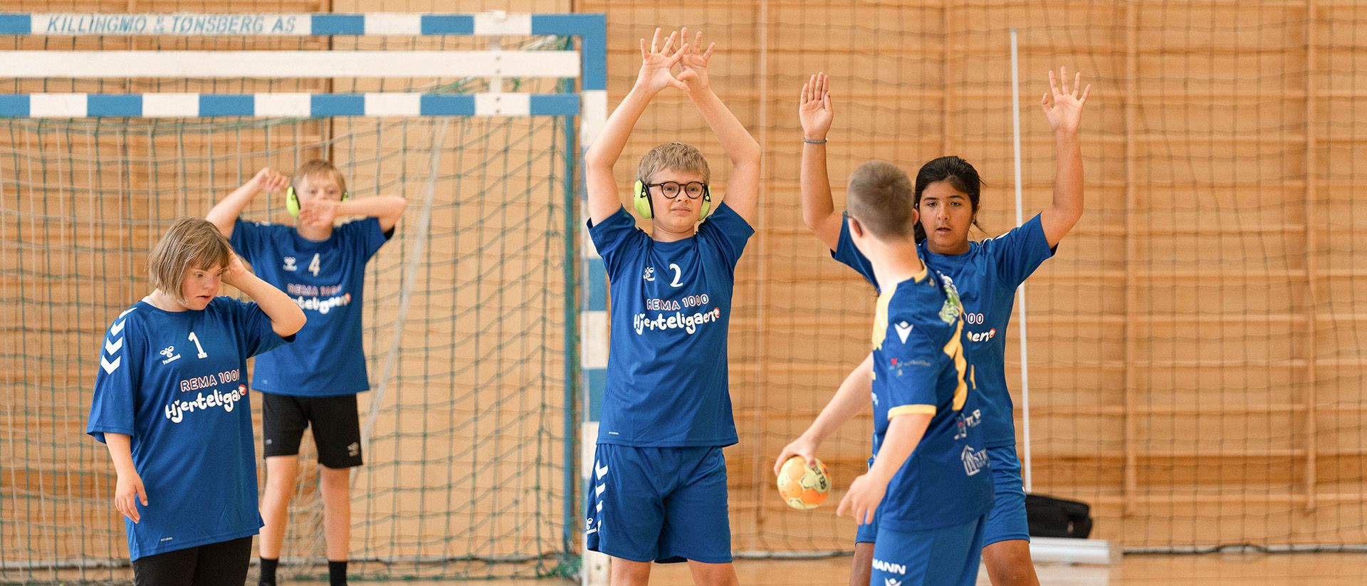 Barn som spiller håndball. 