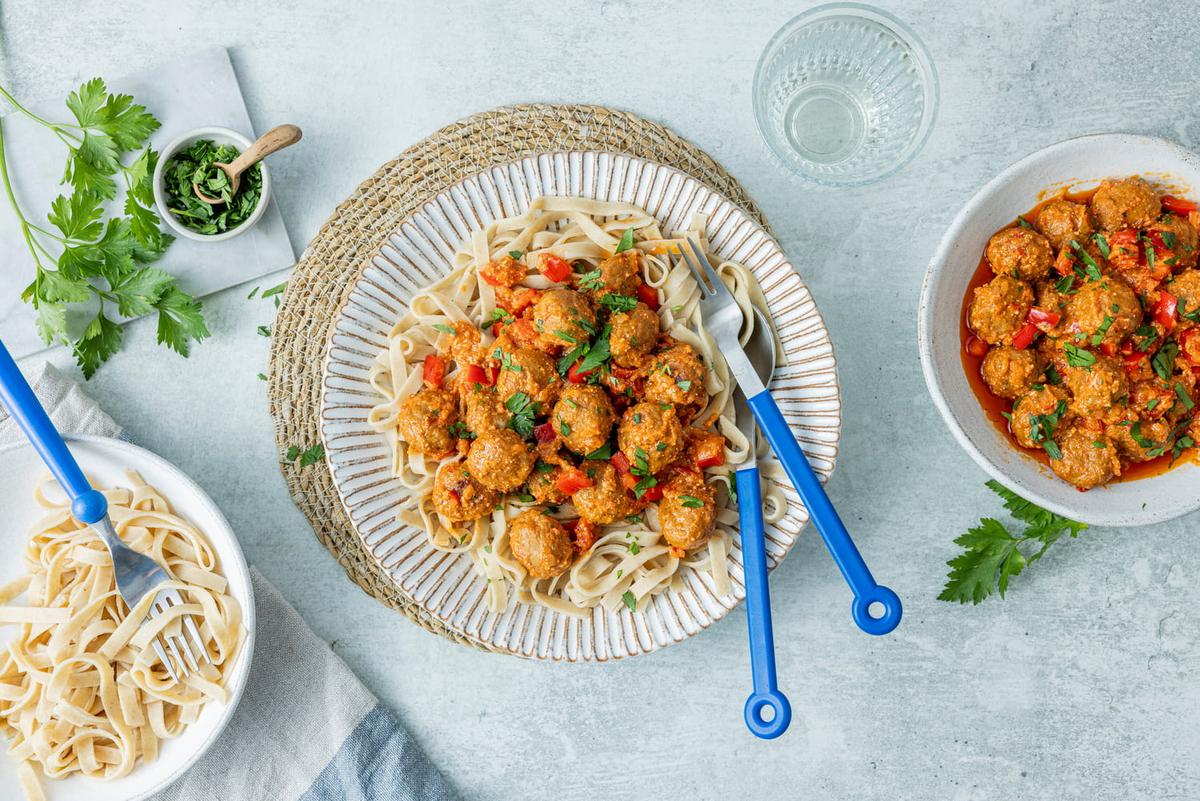 Rask kjøttbollepasta servert på tallerken.