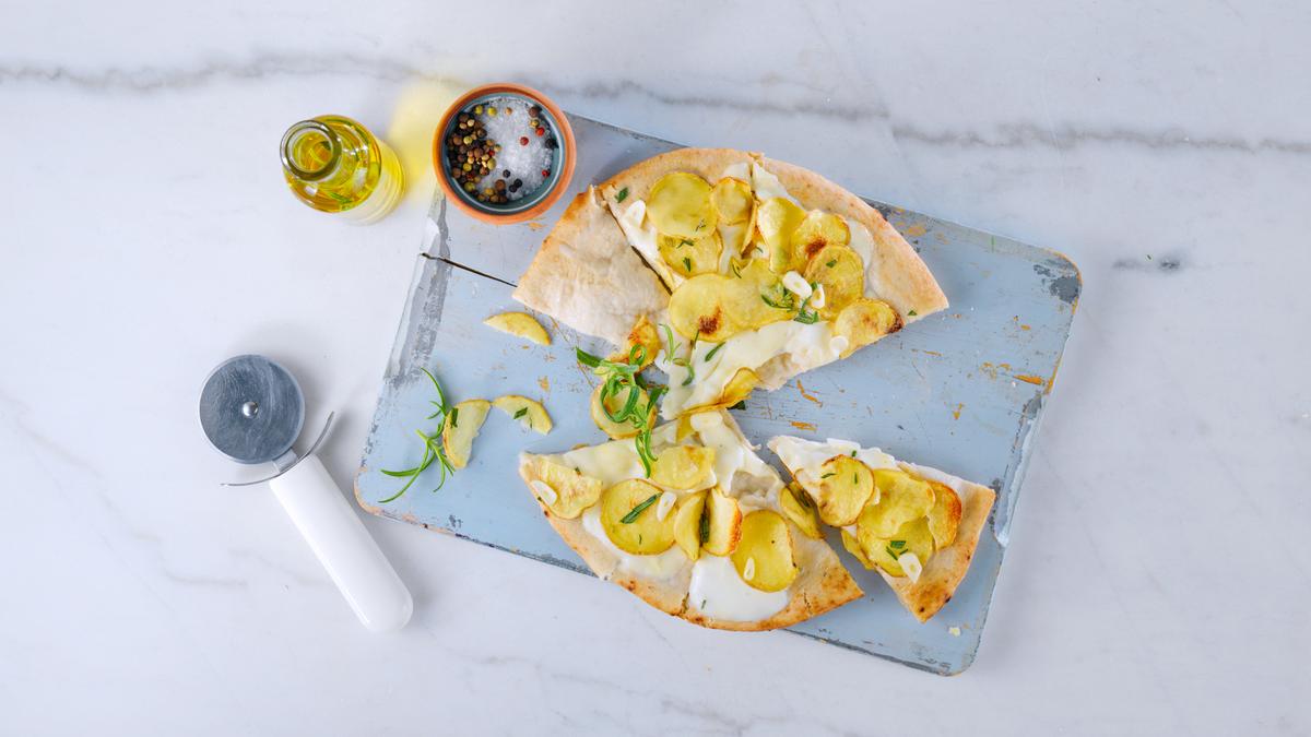middag med fem ingredienser i form av en pizza med hvit bunn dandert på fat