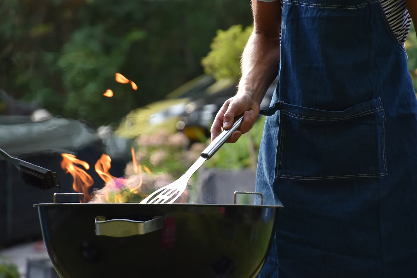 mann som griller på kullgrill med en liten flamme