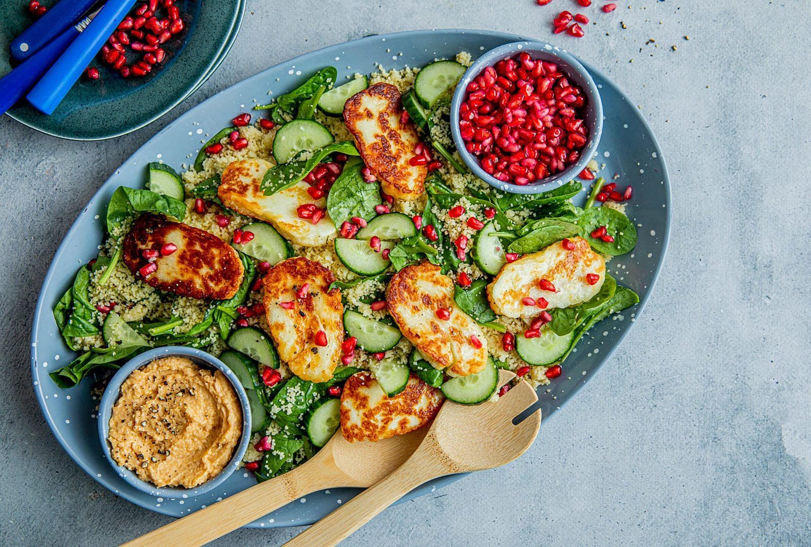 Salat med halloumi og granateplekjerner
