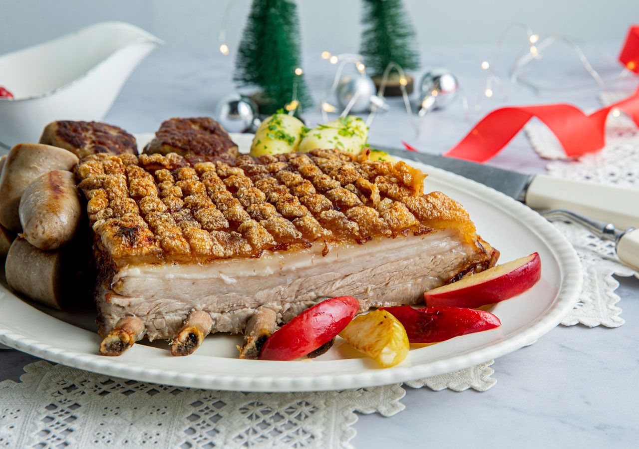 Ribbe med julepølse, medisterkaker, poteter og litt eple som tilbehør