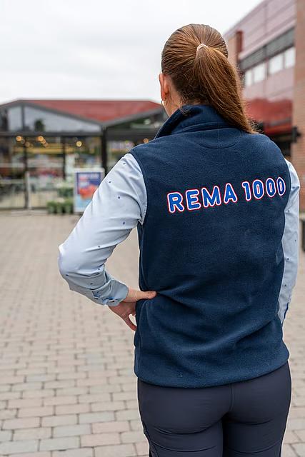 Baksiden av REMA-ansatt "Signora" sin uniform 