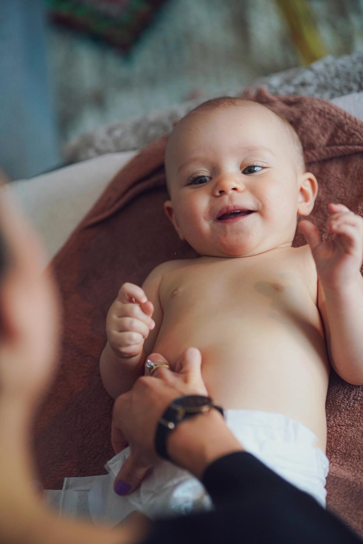 Bilde av baby på stellebord