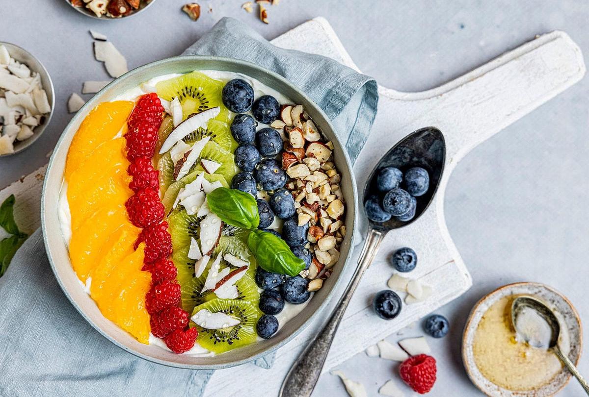 Bilde av yoghurtbowl med fargerike frukt og bær