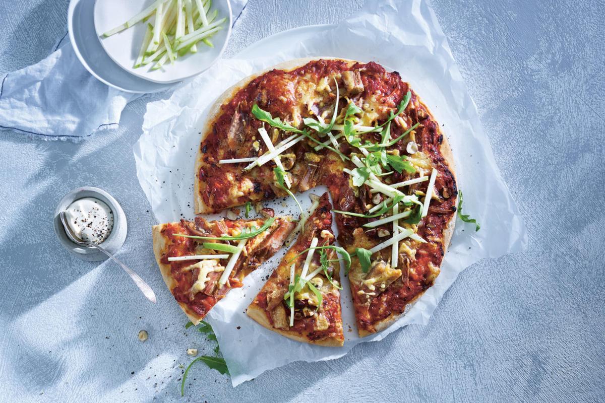 Hjemmelaget pizza med pinnekjøtt og hasselnøtter, toppet med ruccula og grønt eple