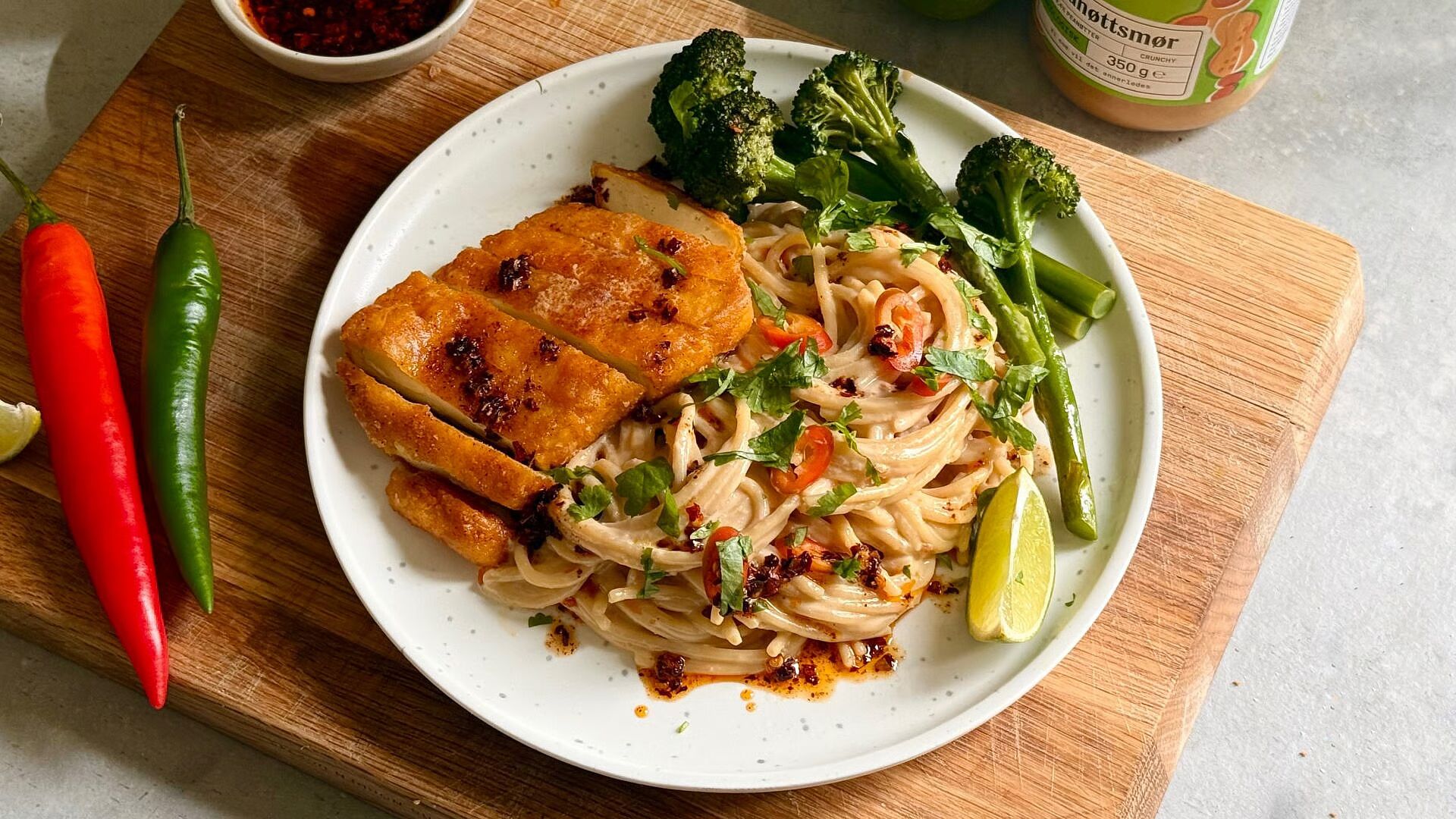 Vegansk Satay-spaghettis servert på tallerken