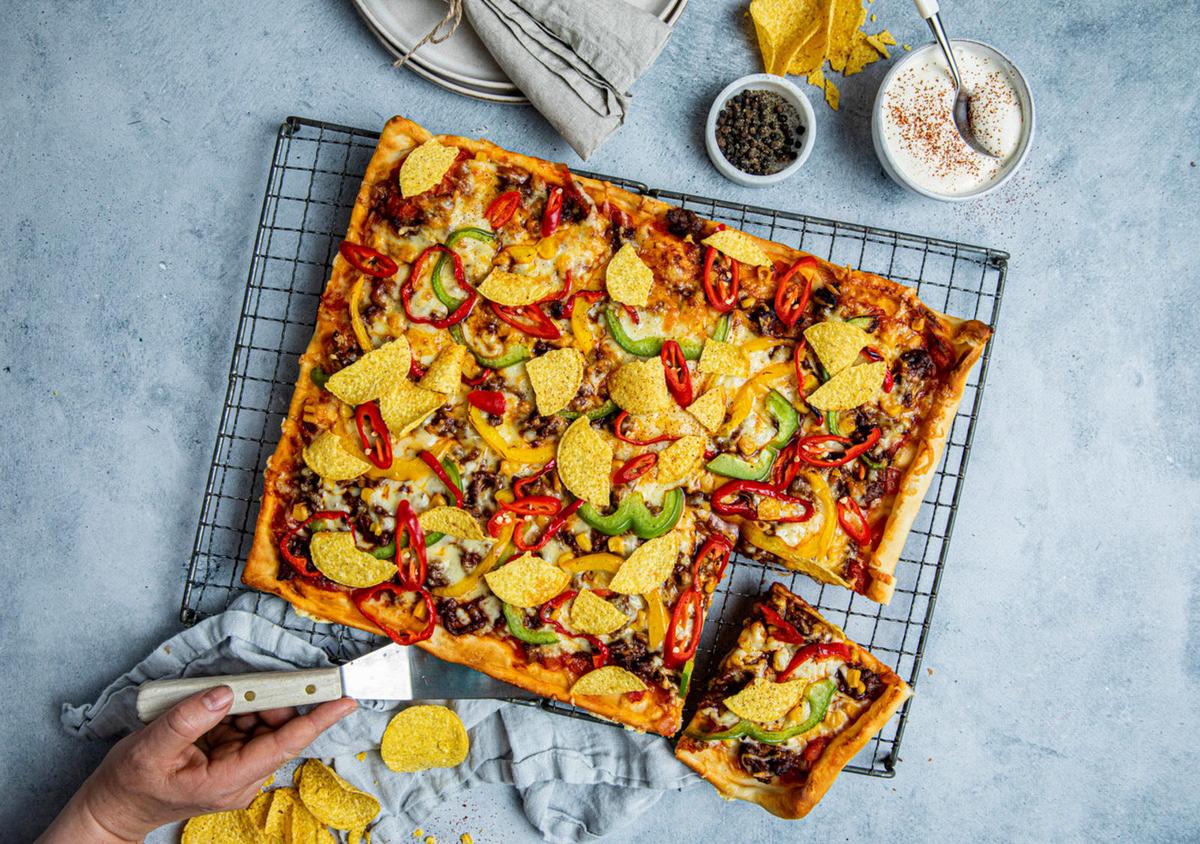 Tacopizza laget av rester fra tacofredagen. Topping av salsa, kjøttdeig, ost, paprika og nachos