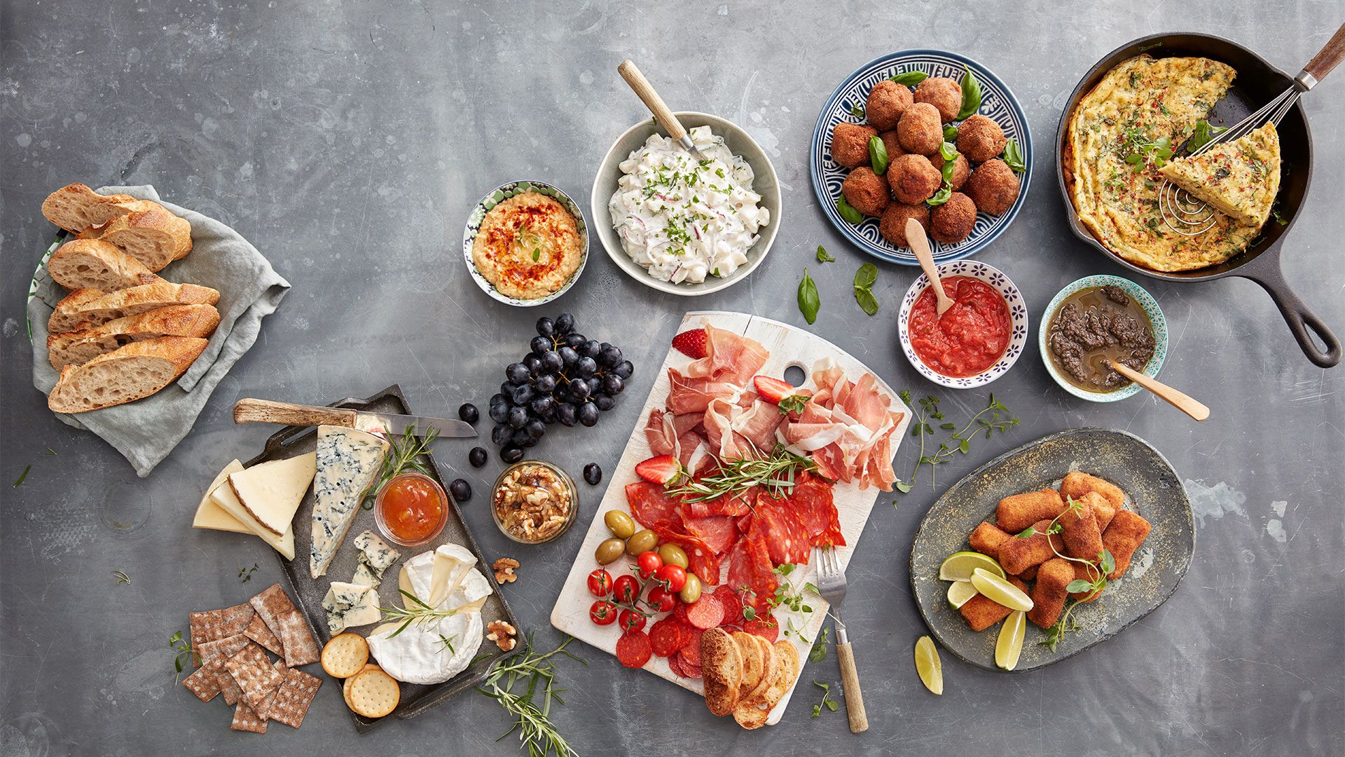 Skinkefat, frukt, ost og småretter til 17. mai-frokost