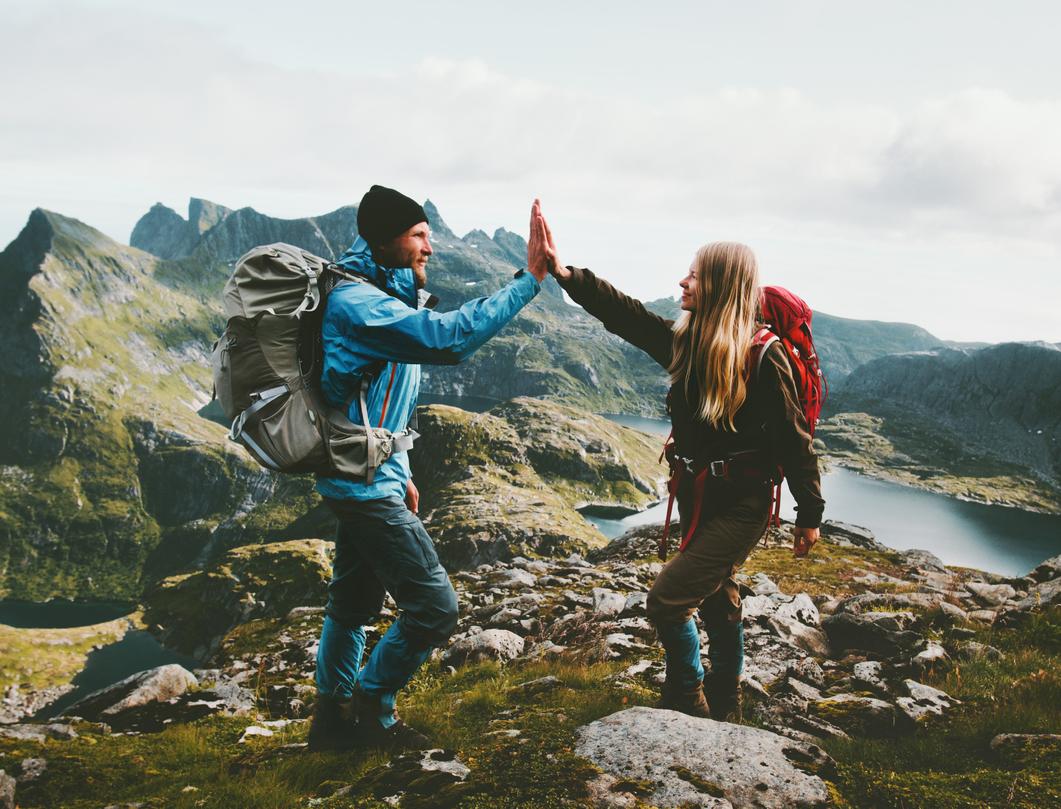 Par i fjellheimen som gir high five