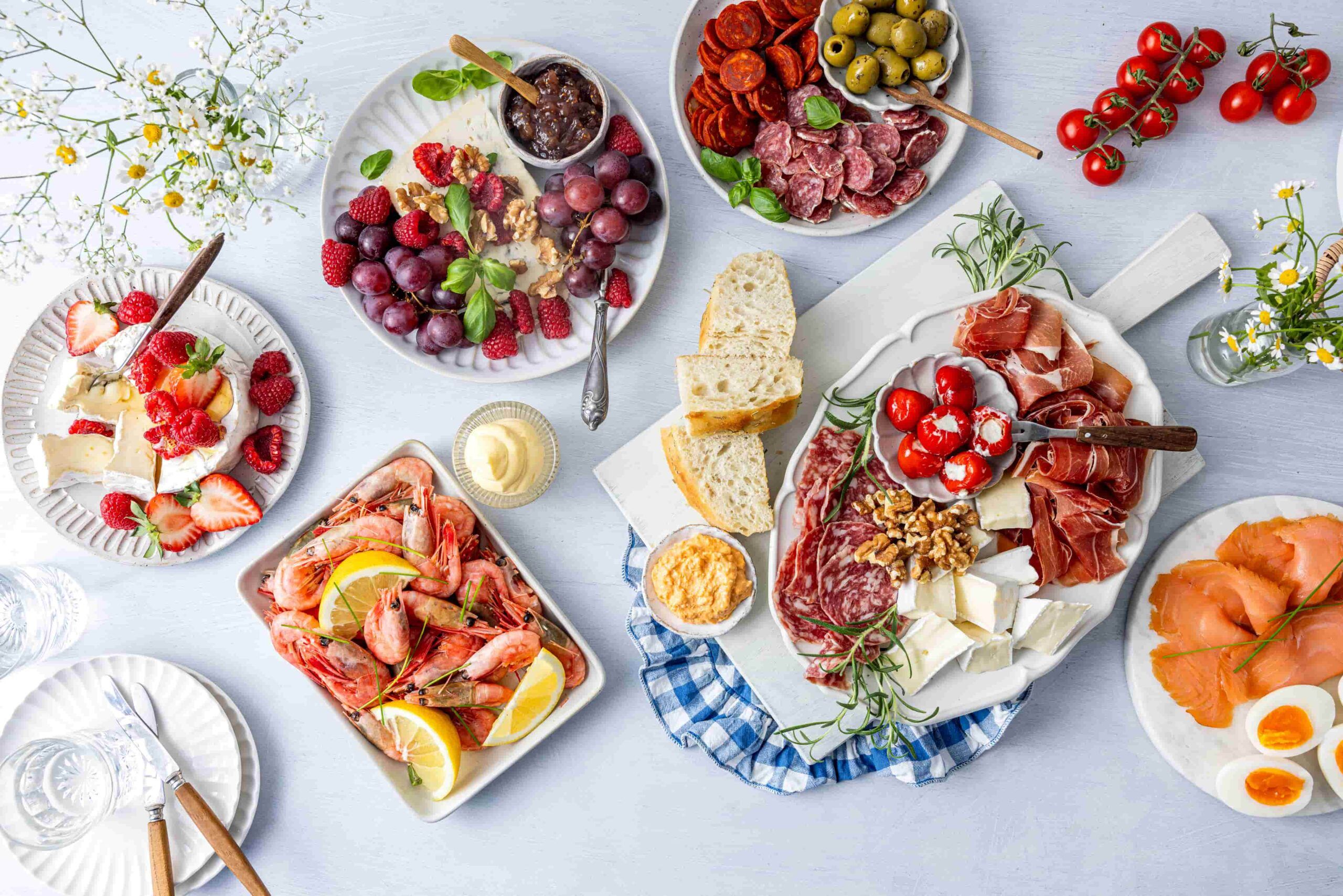 Koldtbord med spekemat, ost, reker, laks og frukt, sett rett fra oven.