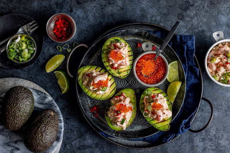 Moderne rekesalat i grillet avokado