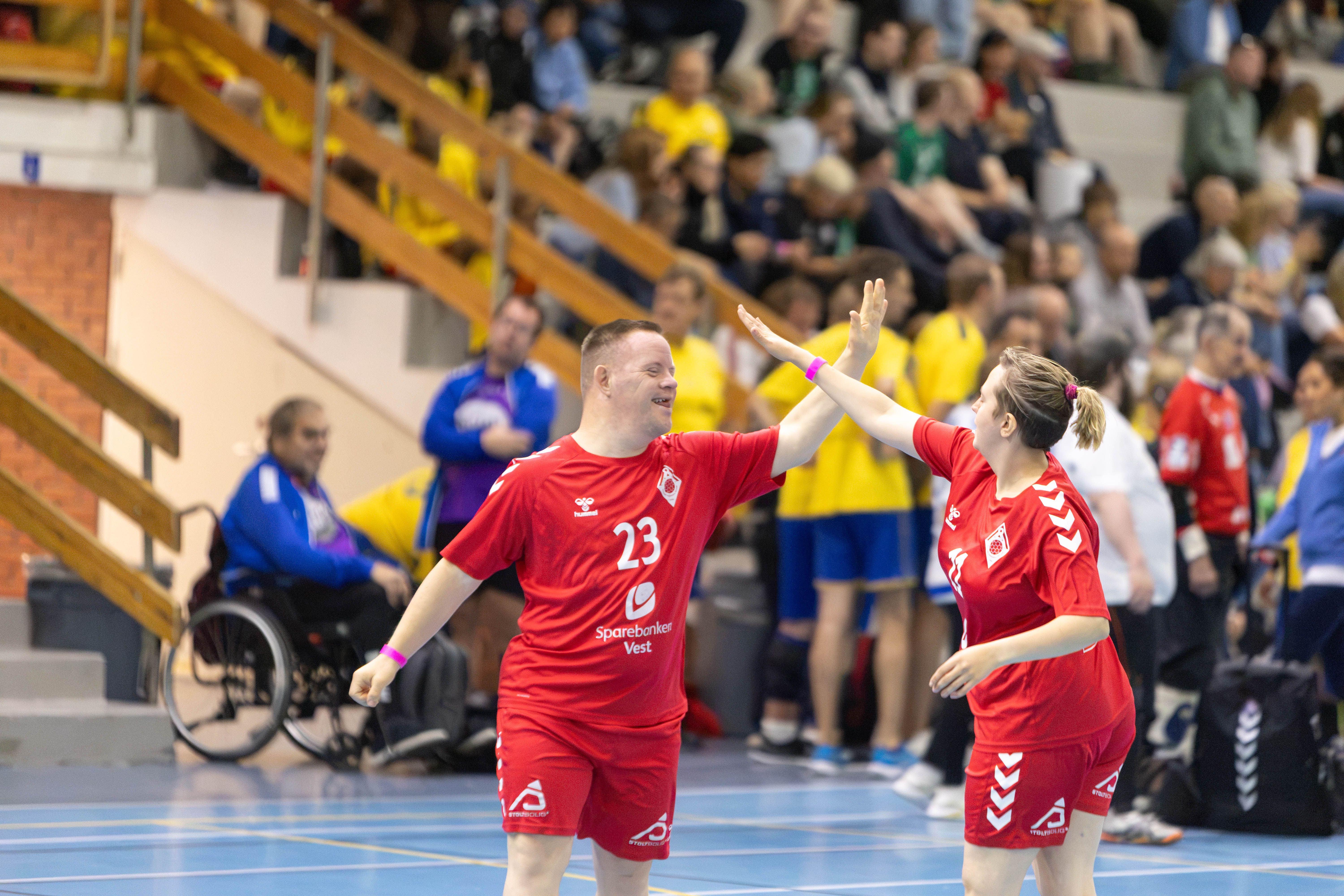 To ungdommer som er med på Landsturneringen og gir gimmie five