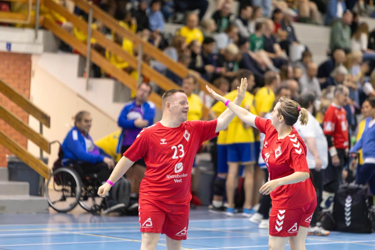 To ungdommer som er med på Landsturneringen og gir gimmie five