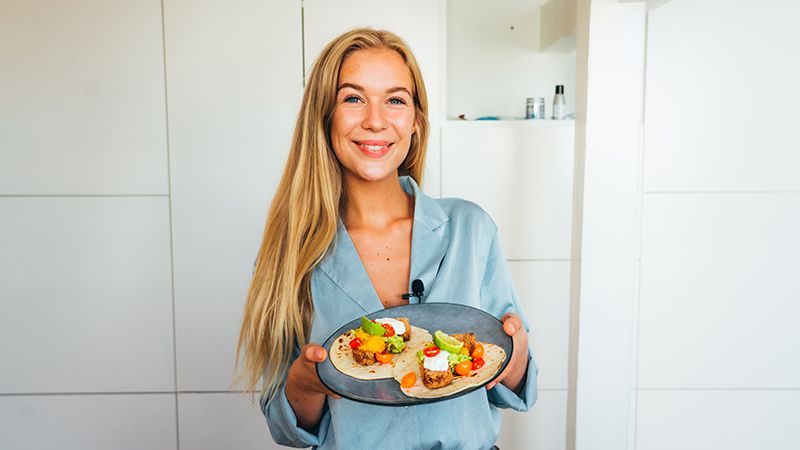 Karen Elene Thorsen / fattig student viser frem restemiddag