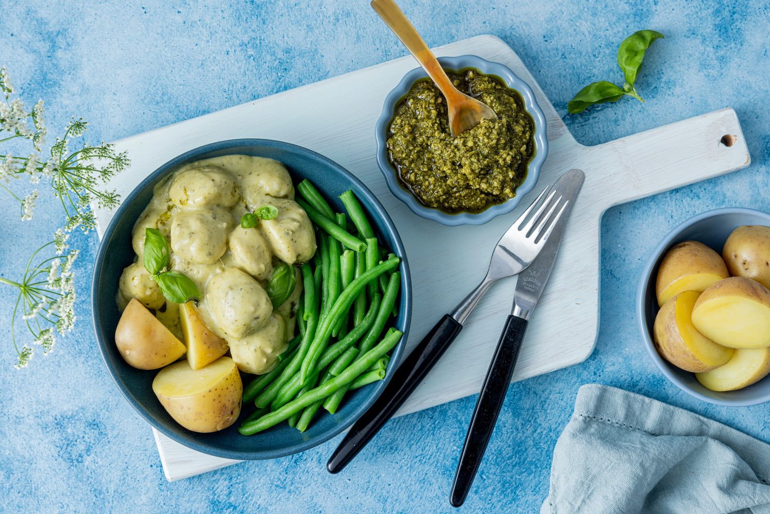 Fiskeboller med grønn saus. Servert med poteter og aspargesbønner.