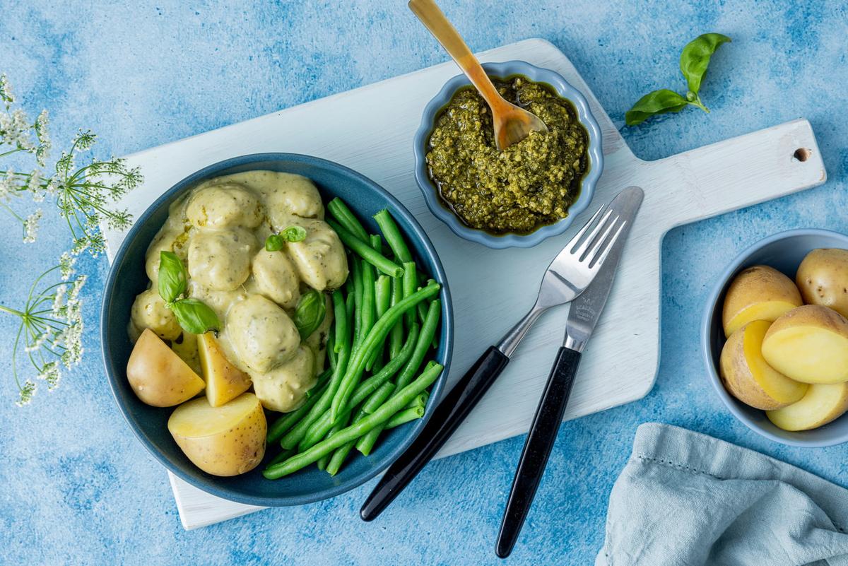 Fiskeboller med grønn saus. Servert med poteter og aspargesbønner.