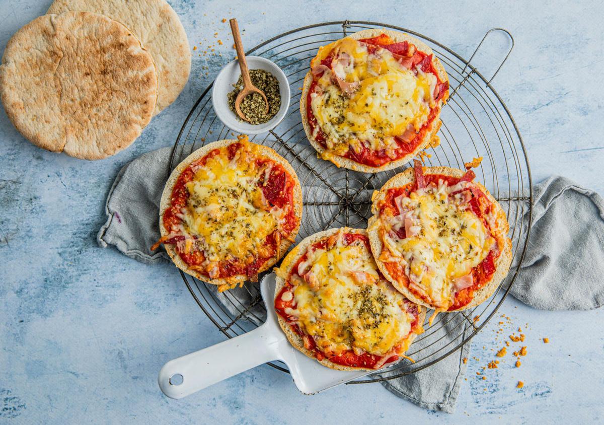 Hjemmelaget pitapizza med tomatsaus og ost.