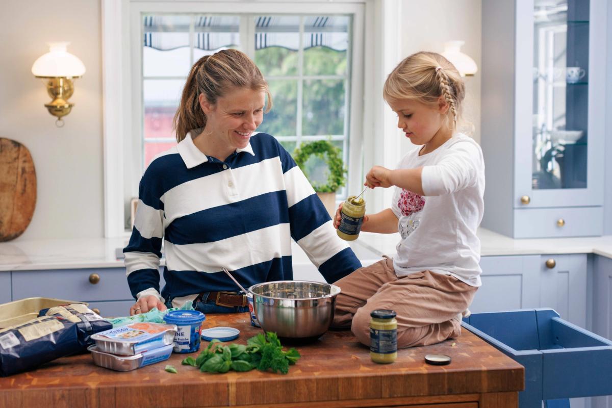 Bilde av Tiril Sjåstad Christiansen og datteren som lager mat på kjøkkenet