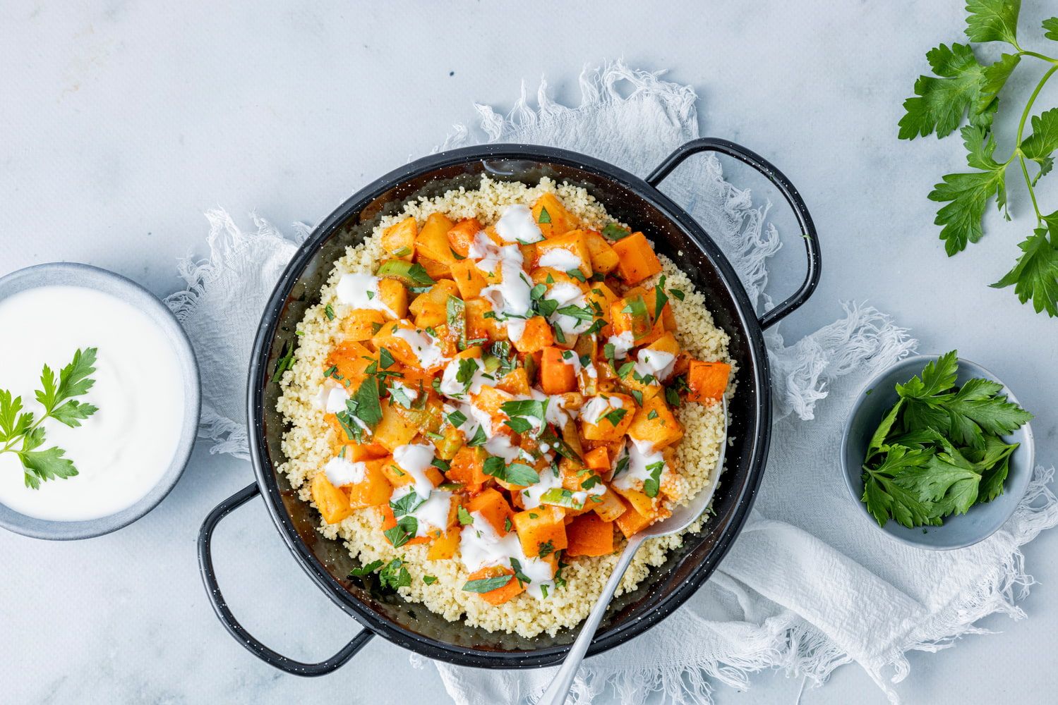 Couscouspaella med piri-piri grønnsaker servert i gryte.