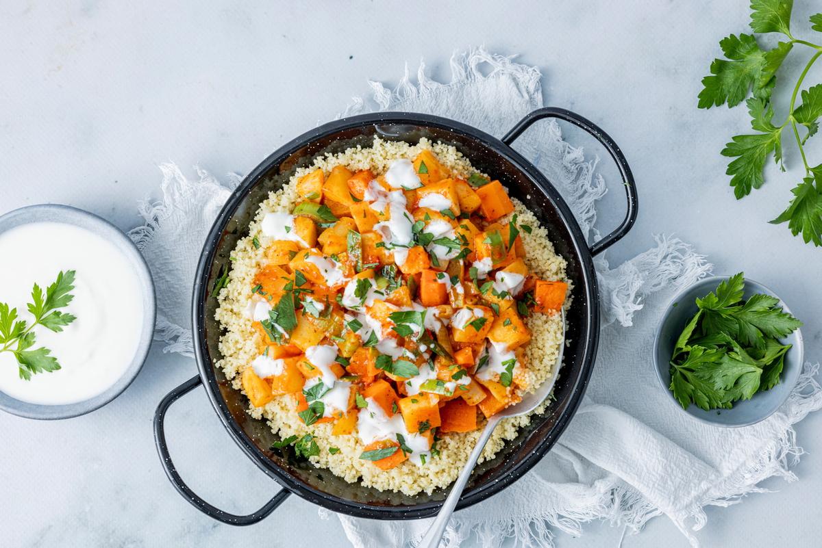 Couscouspaella med piri-piri grønnsaker servert i gryte.
