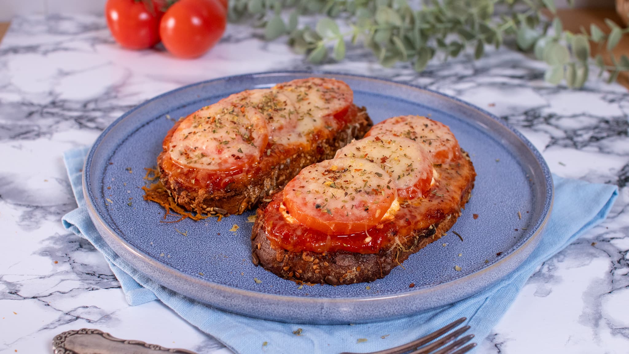 Pizza toast ala Hailey Bieber