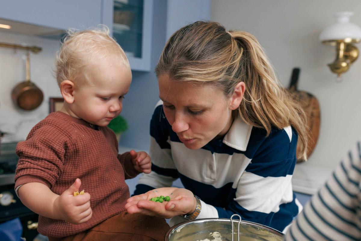 Bilde av Tiril og yngstemann Winter (1,5) som koser seg på kjøkkenet