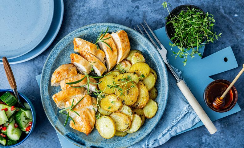 Hot honey-kylling med smash-agurk og urtepoteter