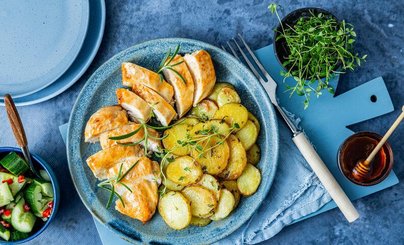 Hot honey-kylling med smash-agurk og urtepoteter