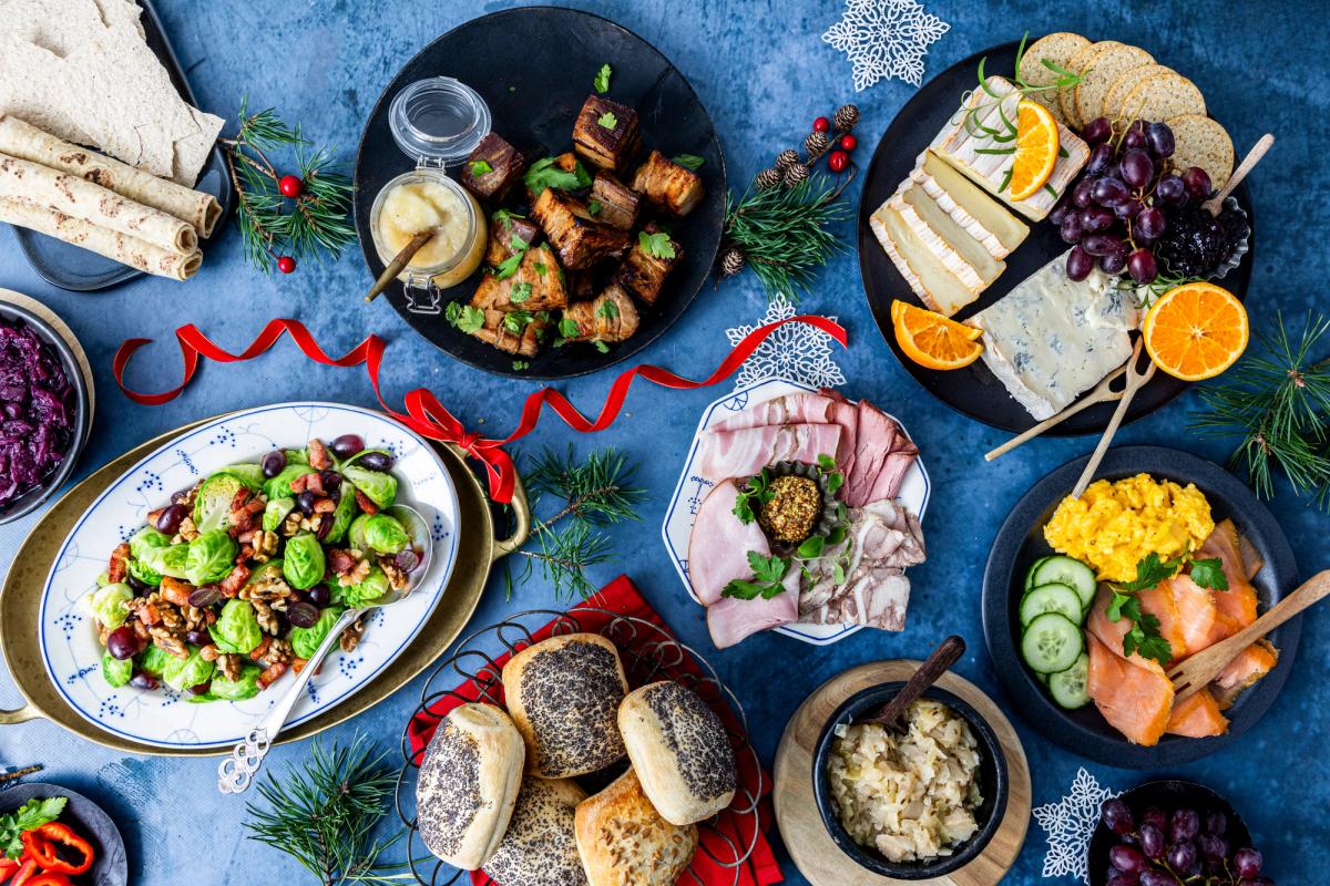 Bilde av dekket lunsjbord med julepålegg og rødt sløyfebånd