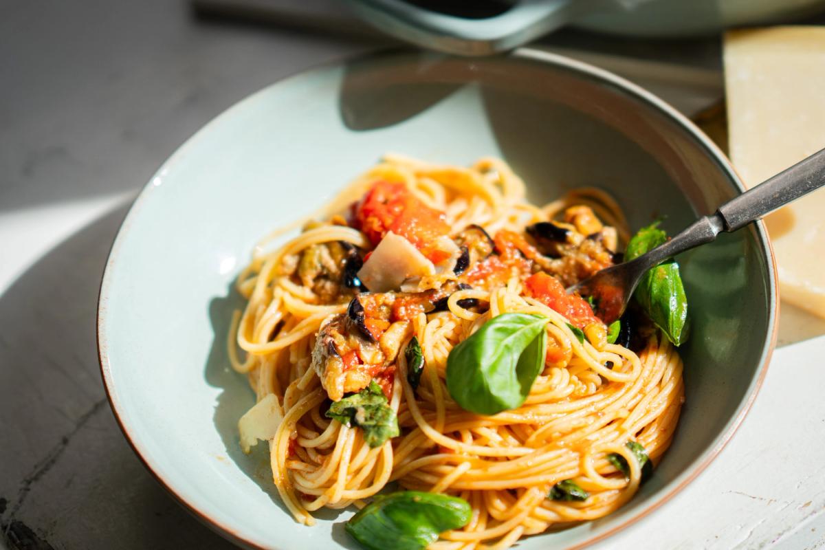 pasta med aubergin i skål på et bord