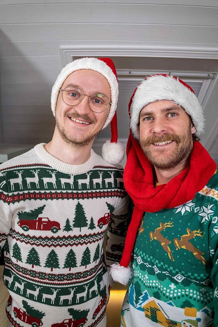 August og Martin med nisseluer