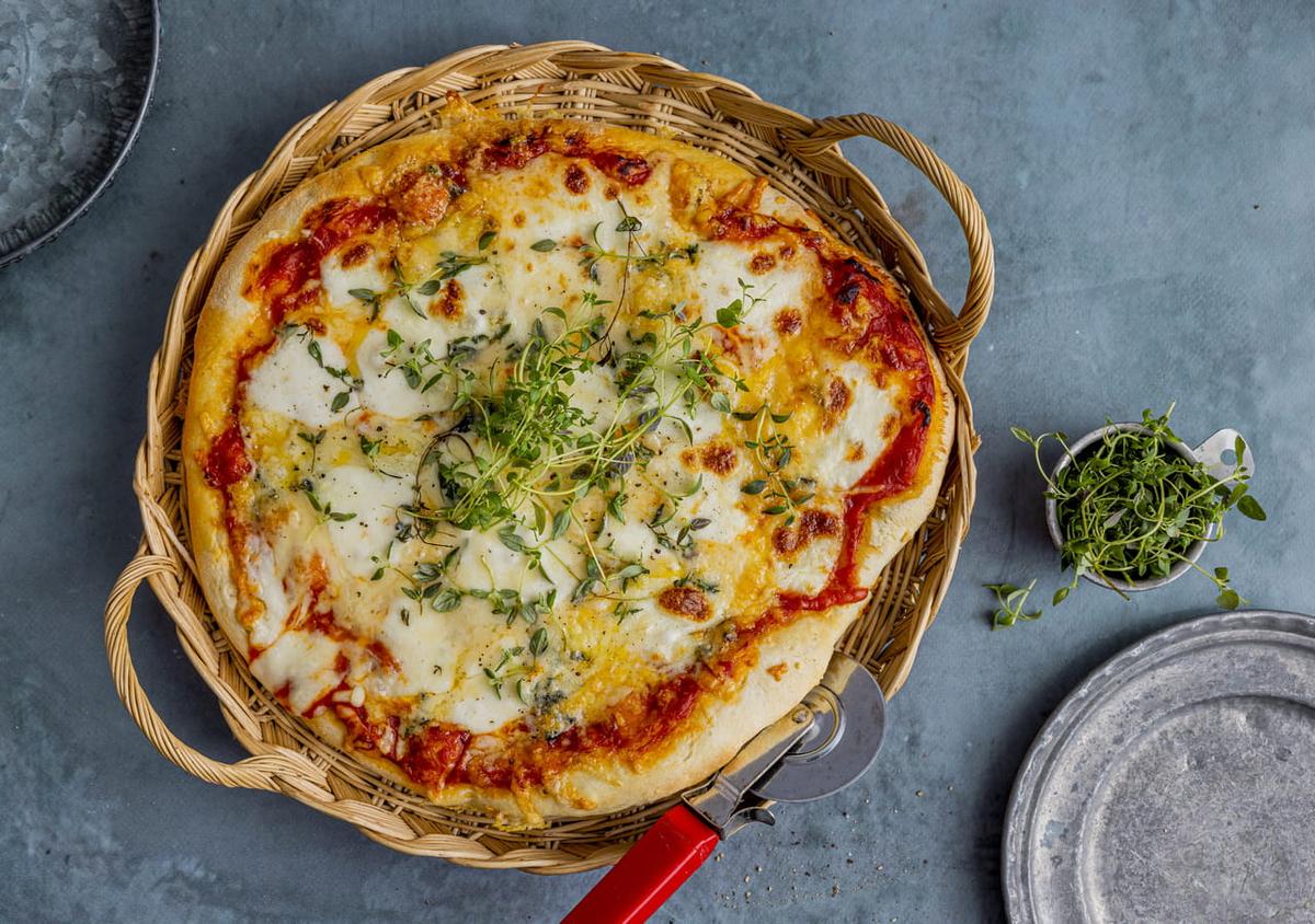Hjemmelaget pizza med ost
