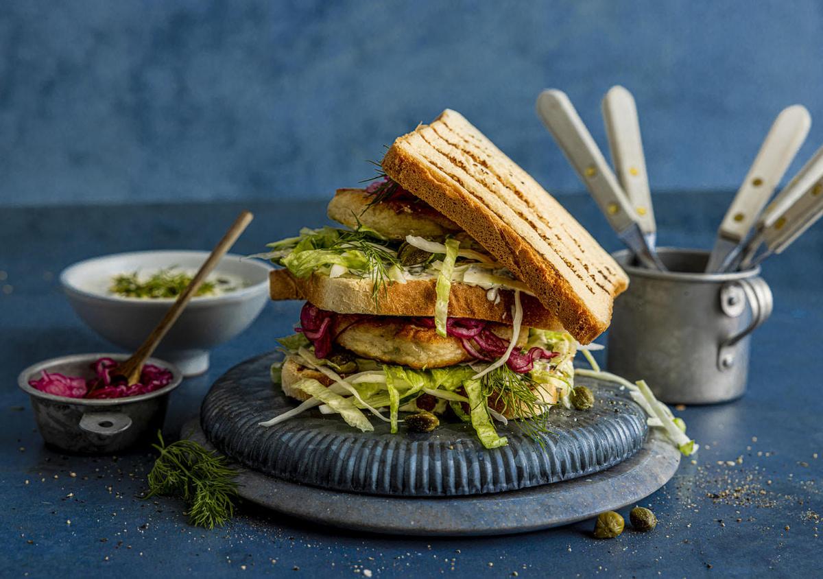 Bilde av engelsk fiskeburger på en tallerken