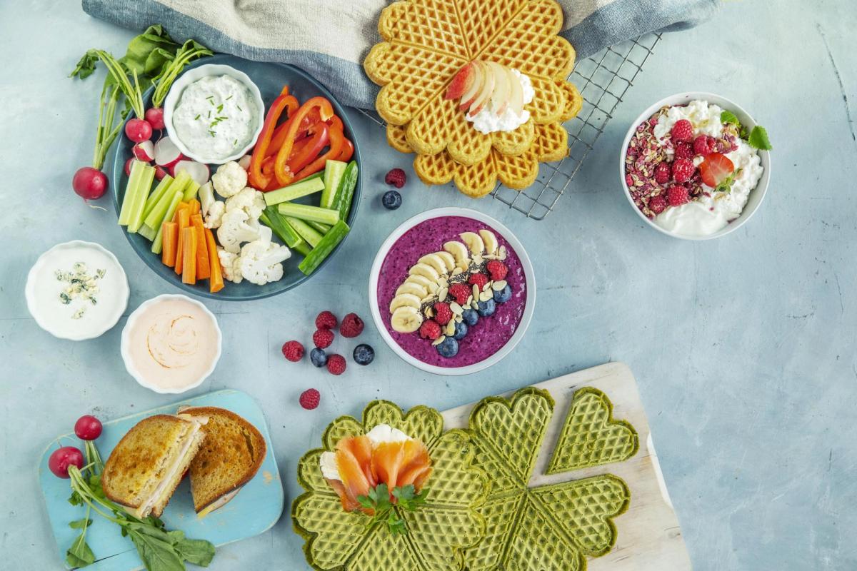 Bilde av ulike lunsjretter, smoothies, grønnsaker, vafler