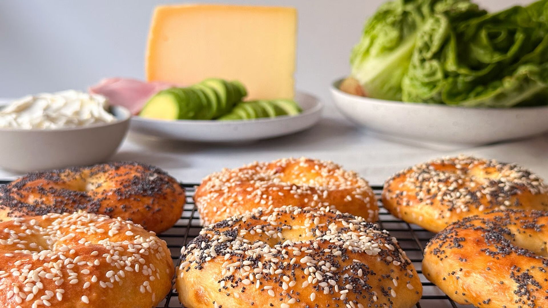 Cottage cheese-bagels med sesam og valmuefrø