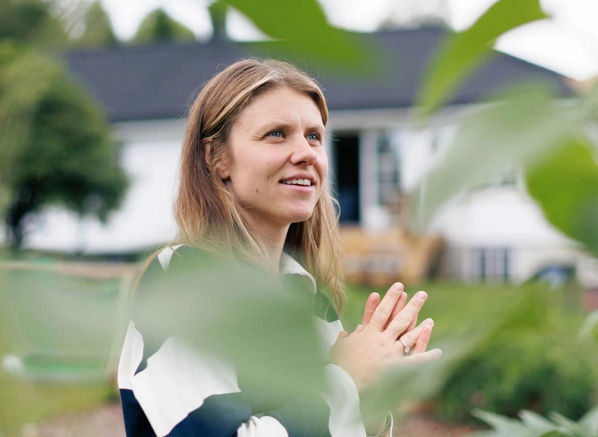 Bilde av Tiril i hagen sin