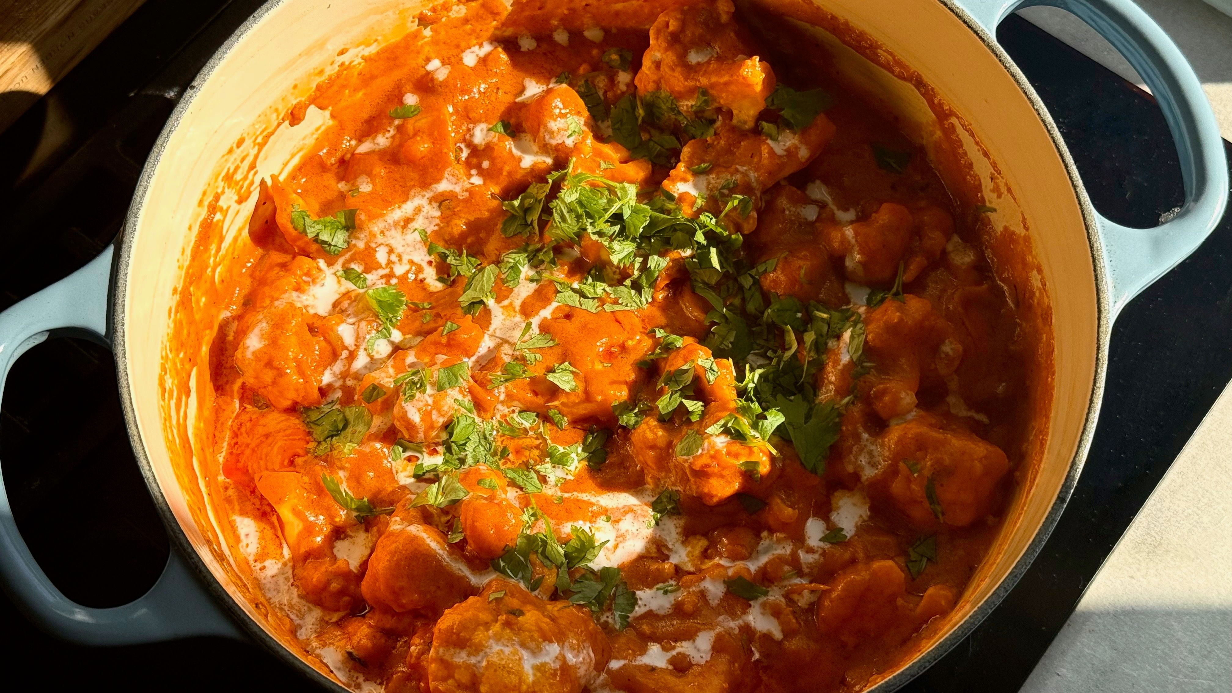 Bilde av butter tofu i en blå gryte