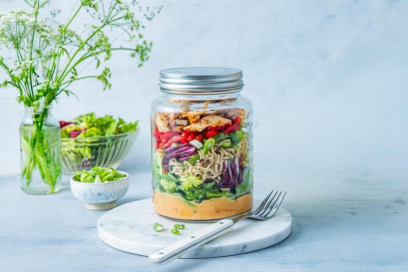Kyllingsalat og peanøttdressing i glass