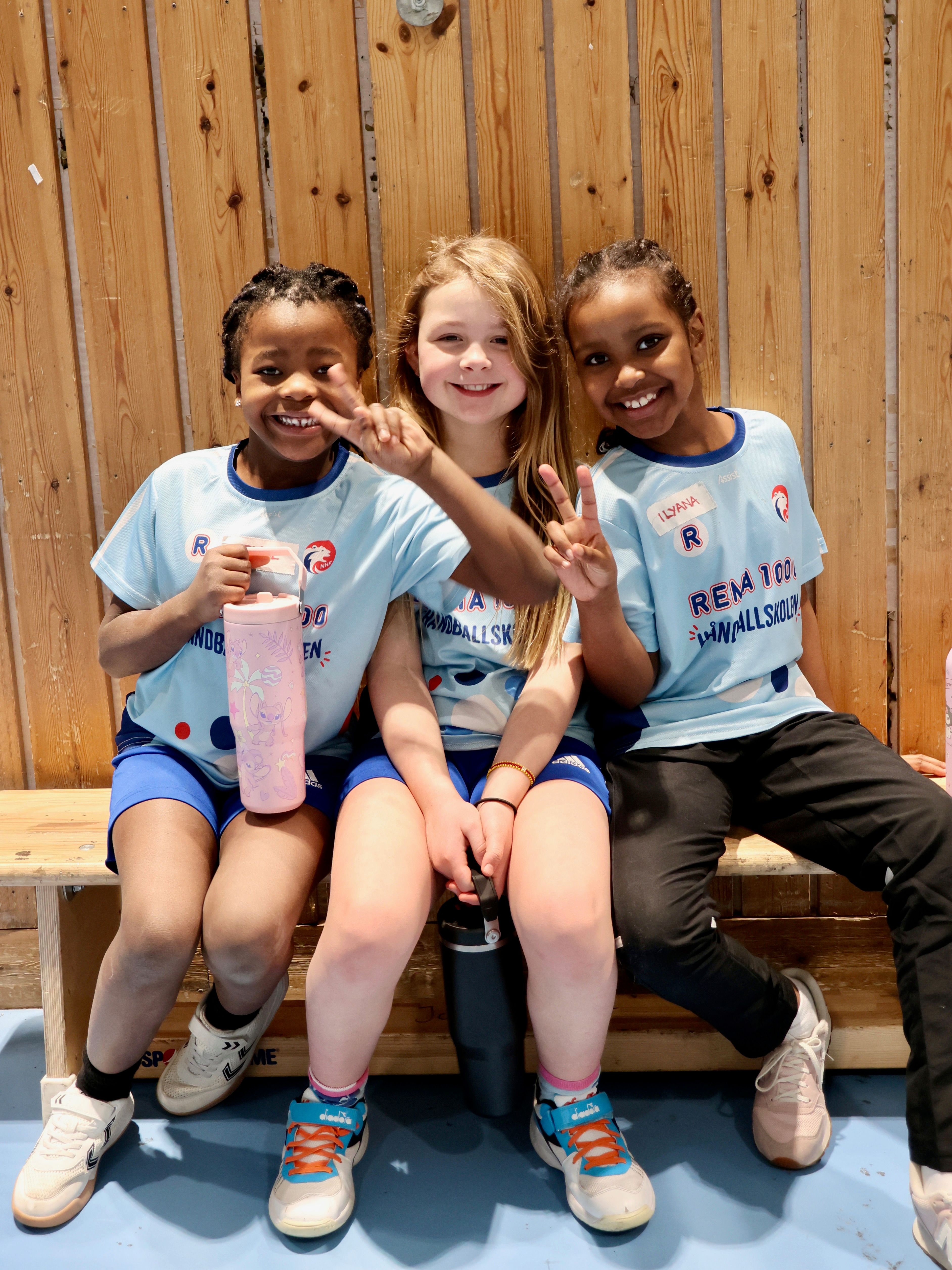 Tre jenter som har vært en del av Håndballskolen til REMA 1000