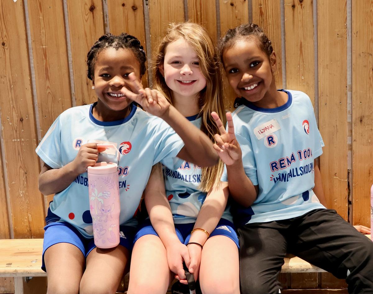 Tre jenter som har vært en del av Håndballskolen til REMA 1000