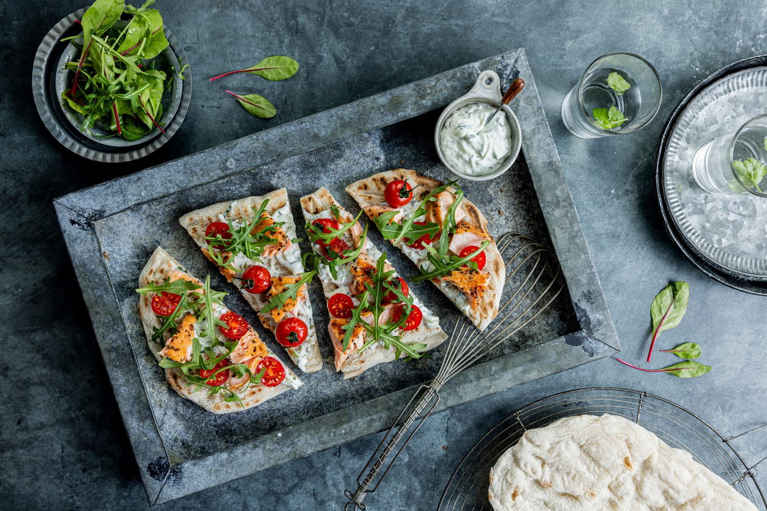 Deilig pinsa med rester fra grillmiddagen. Servert på fat med ekstra tzatziki.