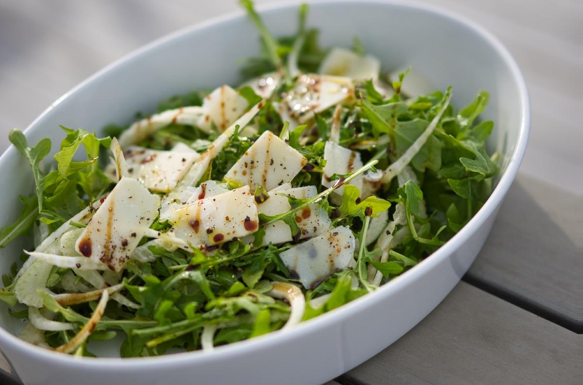 digge kreative salater i ildfast form med parmesan og salat